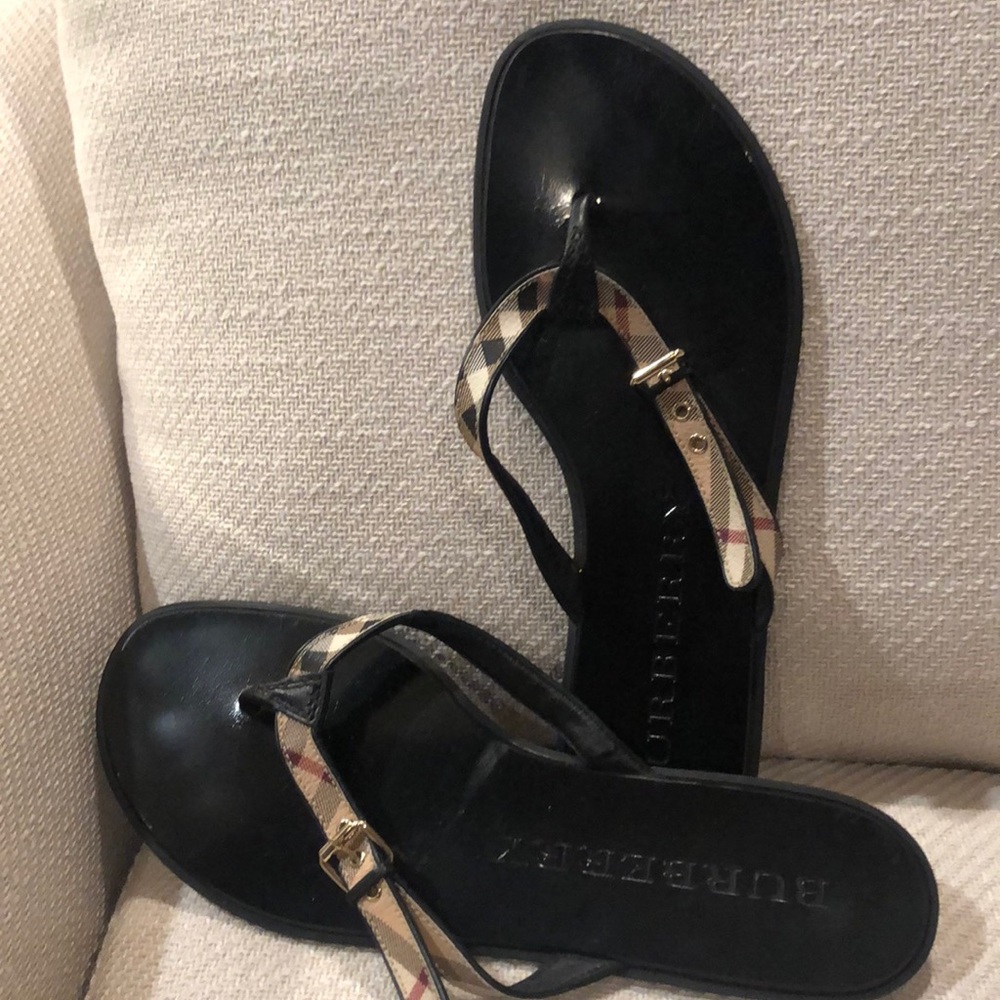 Burberry flip flops sandals